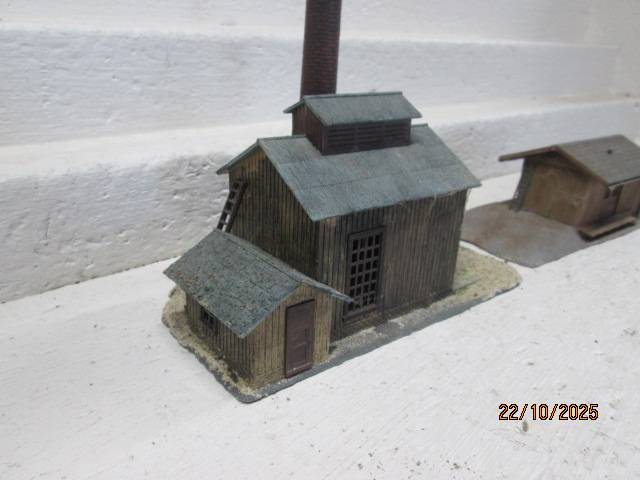 HO SCALE - INDUSTRIAL BUILDINGS/SHEDS- X2