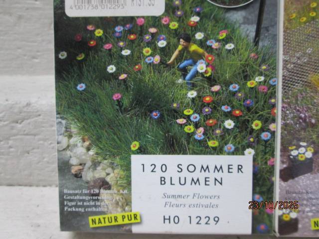 HO SCALE - BUSCH - SCENERY  SUMMER FLOWERS + DAISIES - BOXED