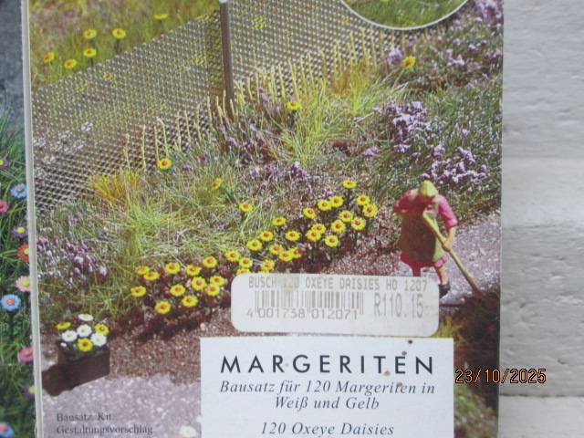 HO SCALE - BUSCH - SCENERY  SUMMER FLOWERS + DAISIES - BOXED