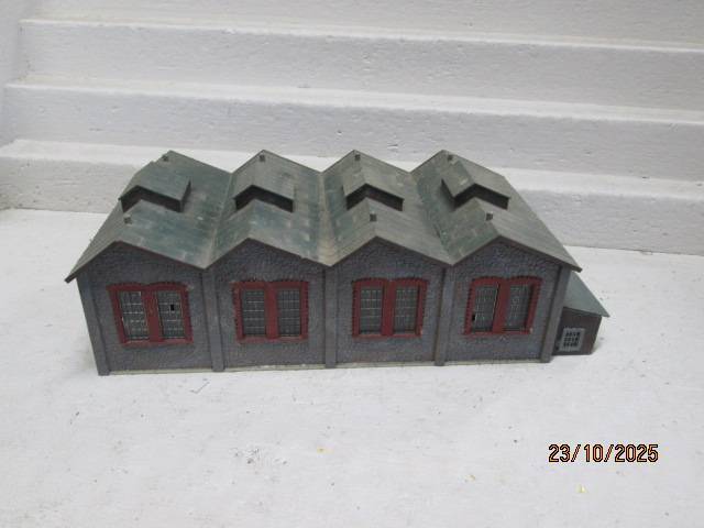 HO SCALE - LARGE TWIN ENGINE SHED