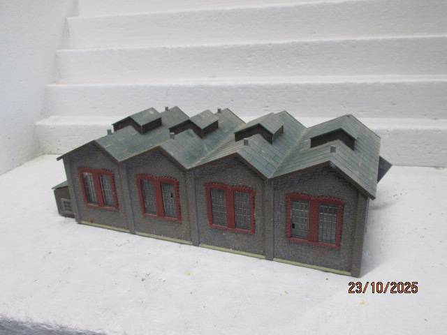 HO SCALE - LARGE TWIN ENGINE SHED
