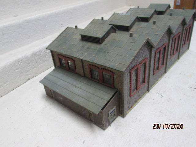HO SCALE - LARGE TWIN ENGINE SHED