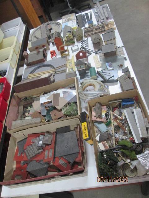 HO /OO SCALE -LARGE BUILDING SCRAP YARD