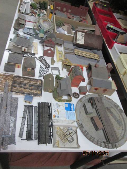 HO /OO SCALE -LARGE BUILDING SCRAP YARD