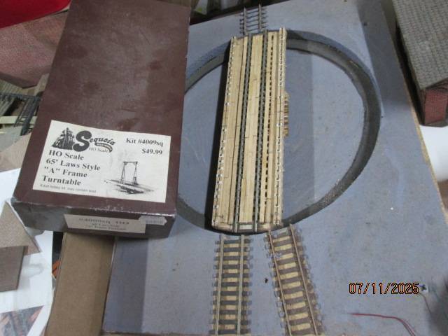 HO /OO SCALE -LARGE BUILDING SCRAP YARD