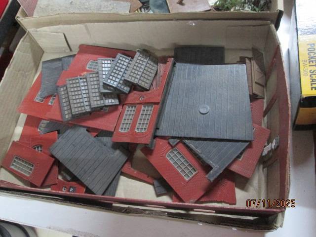 HO /OO SCALE -LARGE BUILDING SCRAP YARD