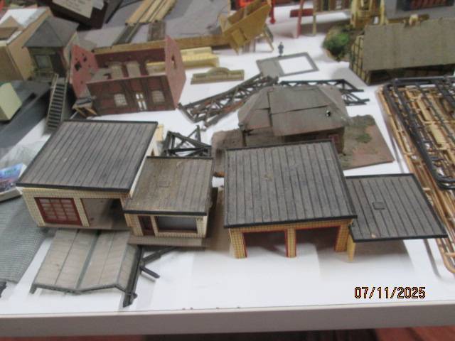 HO /OO SCALE -LARGE BUILDING SCRAP YARD