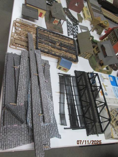 HO /OO SCALE -LARGE BUILDING SCRAP YARD