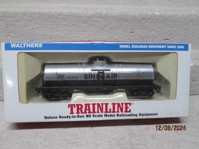 HO SCALE - WALTHERS - SINCLAIR SINGLE DOME TANKER - BOXED