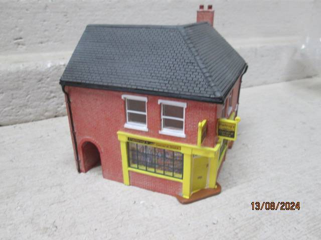 OO SCALE  - HORNBY SKALEDALE - VILLAGE GENERAL STORE - BOXED