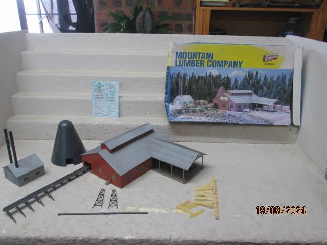 N SCALE - WALTHERS - MOUNTAIN LUMBER COMPANY BUILDING COMPLEX - BOXED