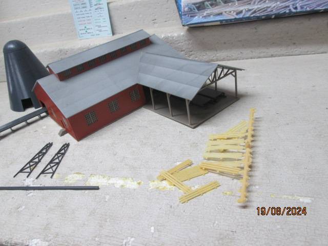 N SCALE - WALTHERS - MOUNTAIN LUMBER COMPANY BUILDING COMPLEX - BOXED