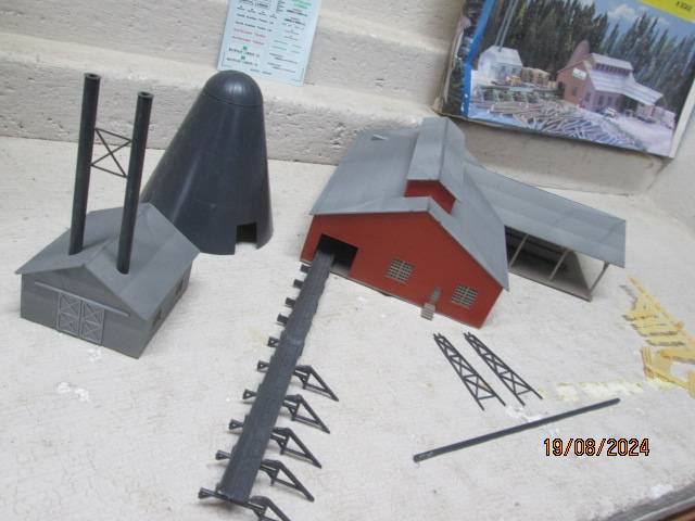 N SCALE - WALTHERS - MOUNTAIN LUMBER COMPANY BUILDING COMPLEX - BOXED