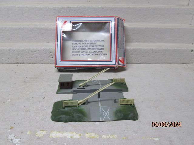 HO SCALE - LIMA - RAILWAY CROSSING - BOXED