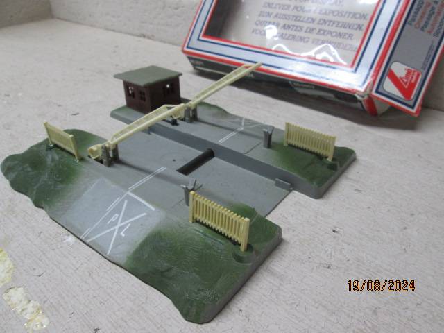 HO SCALE - LIMA - RAILWAY CROSSING - BOXED