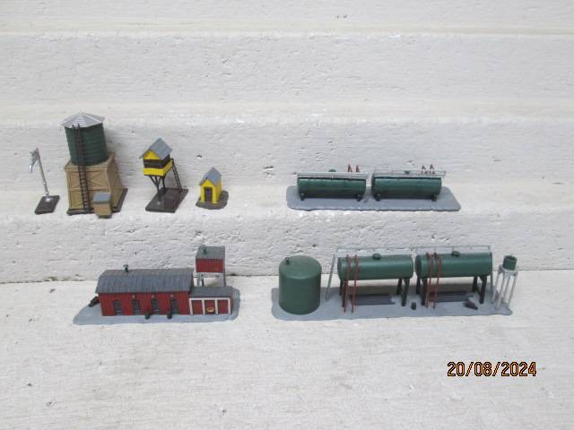 N SCALE - INDUSTRIAL BUILDINGS + STATION YARD BUILDINGS ETC