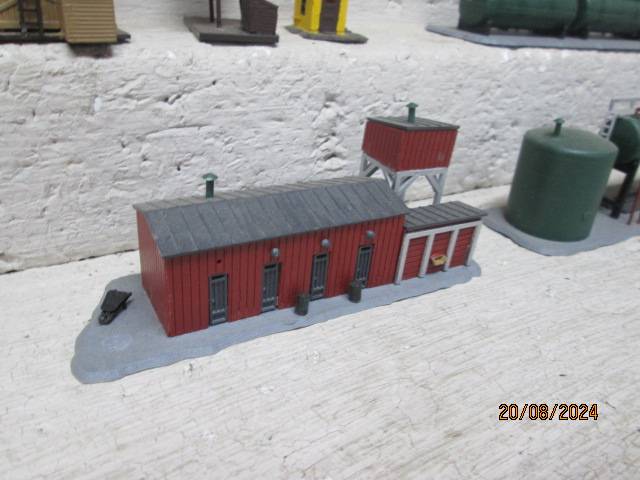 N SCALE - INDUSTRIAL BUILDINGS + STATION YARD BUILDINGS ETC