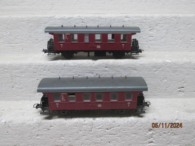 HO SCALE - ROCO - DB MAROON - COACHES - X2