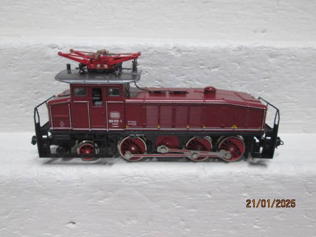 HO SCALE - ROCO - RED DB ELECTRIC LOCOMOTIVE - BOXED