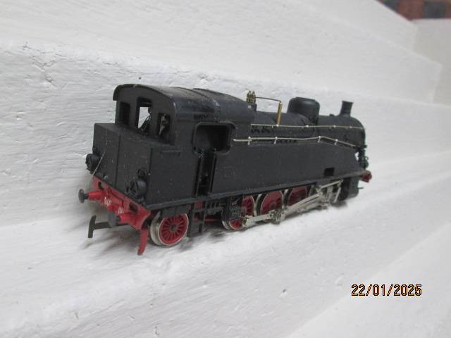HO SCALE - RIVEROSSI - BLACK 2-8-2 STEAM LOCOMOTIVE