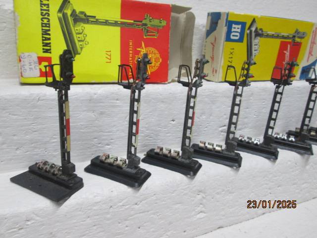 HO SCALE - FLEISCHMANN - RAIL SIGNALS - X8