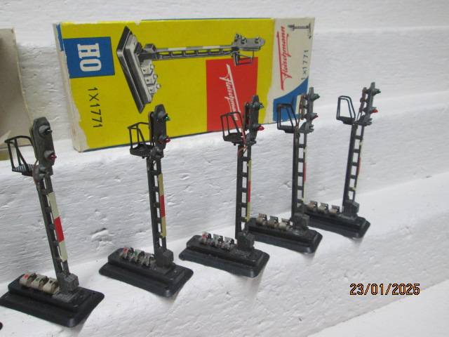 HO SCALE - FLEISCHMANN - RAIL SIGNALS - X8