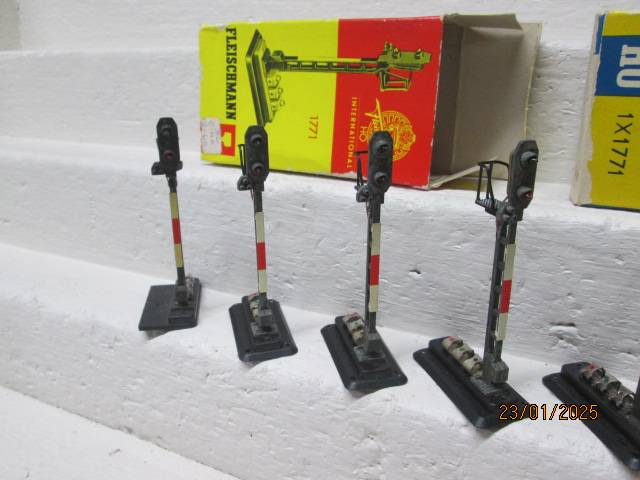 HO SCALE - FLEISCHMANN - RAIL SIGNALS - X8