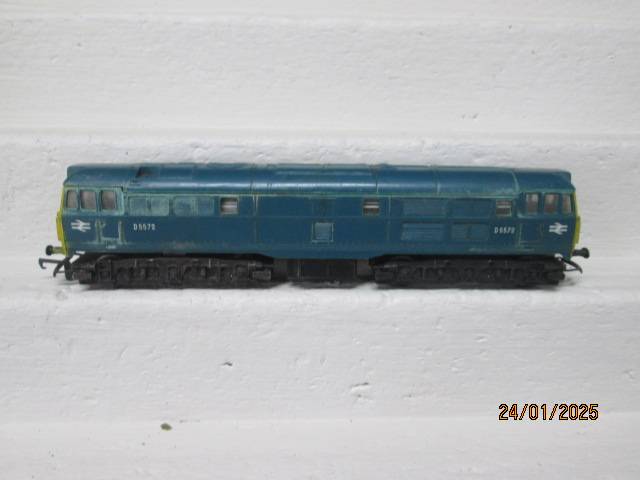 OO SCALE - TRIANG - BRITISH DIESEL LOCOMOTIVE - FOR SPARES