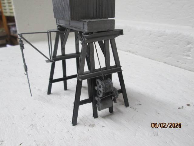 OO SCALE- BACHMANN - SCENECRAFT DEPOT HOIST - BOXED