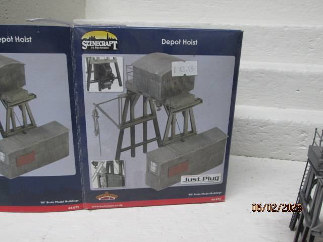 OO SCALE- BACHMANN - SCENECRAFT DEPOT HOIST - BOXED