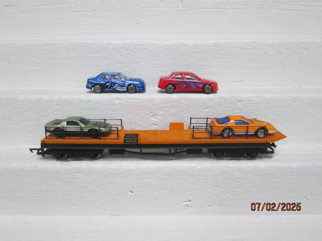 OO SCALE - HORNBY - FLAT WAGON WITH CAR LOAD