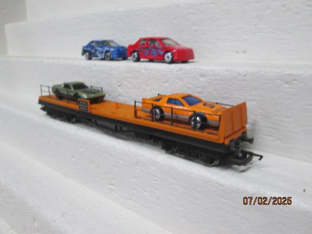 OO SCALE - HORNBY - FLAT WAGON WITH CAR LOAD