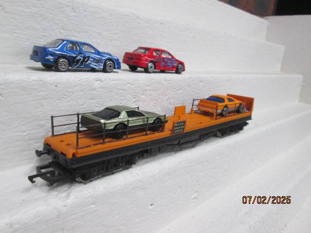 OO SCALE - HORNBY - FLAT WAGON WITH CAR LOAD