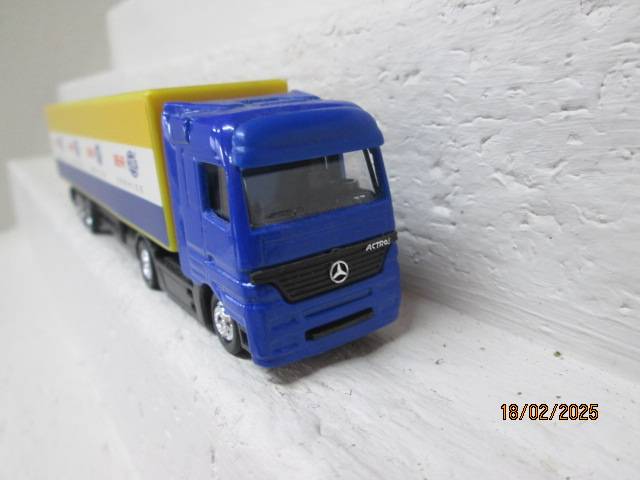 HO SCALE - MERCEDES ACTROSS - HELLA ROAD TRUCK & TRAILER