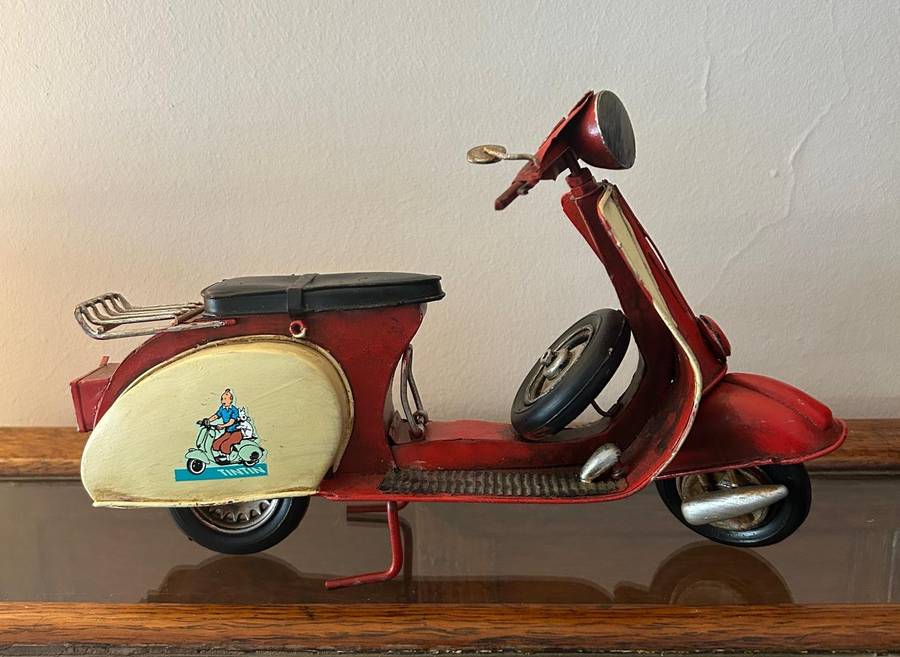 Vespa tin model