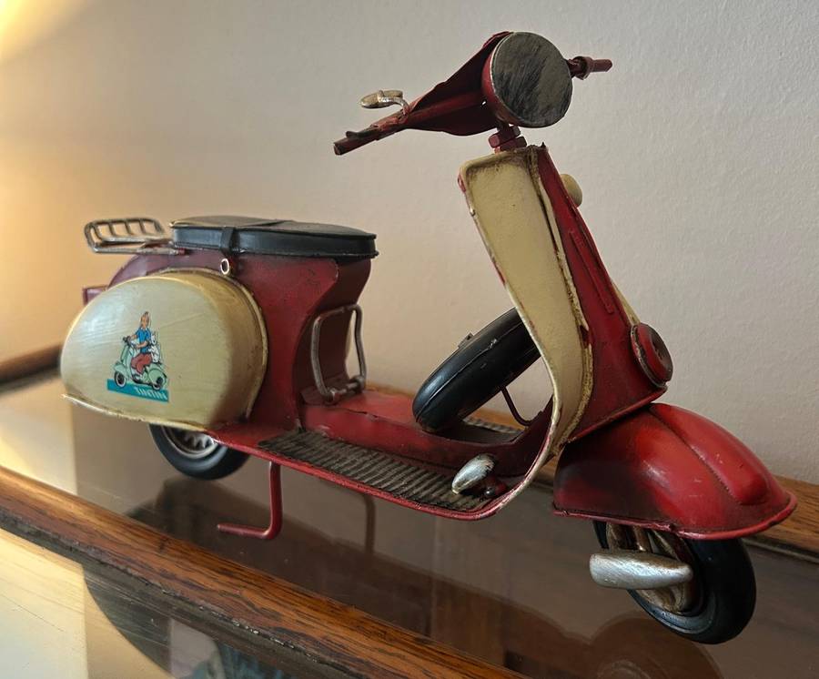 Vespa tin model
