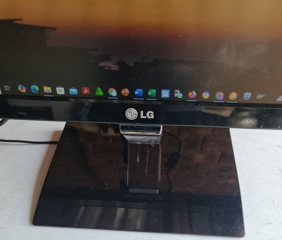 LG FLATRON E2060T - 20 INCH - LED SCREEN - WITH CHARGING ADAPTOR