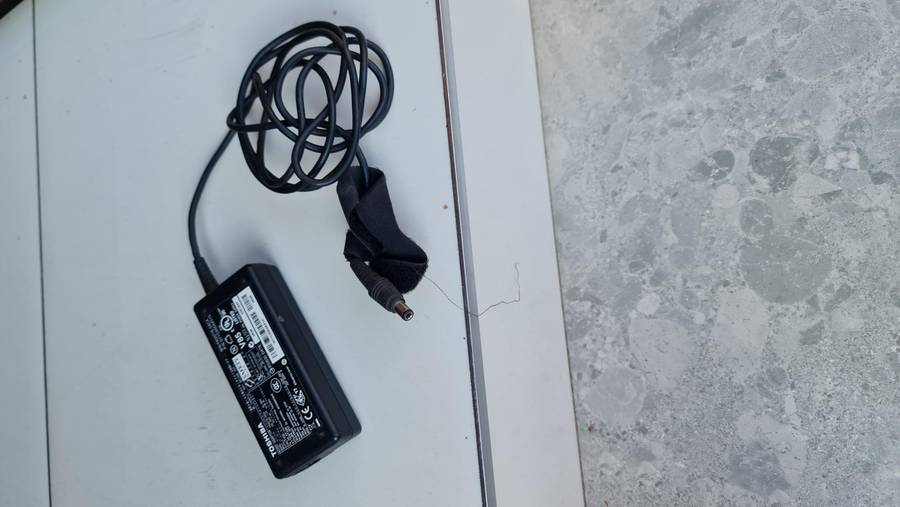 ORIGINAL TOSHIBA - AS PER PIC - 15V - 4A - FULL WORKING CONDITION
