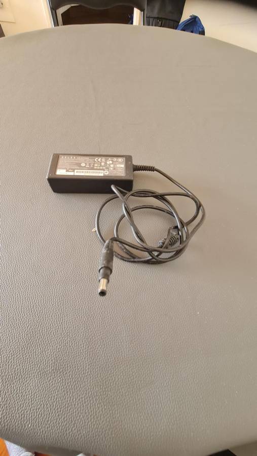 GENERIC CHARGER - AS PER PIC - 19.5V - 3.33A - 65W - FULL WORKING CONDITION