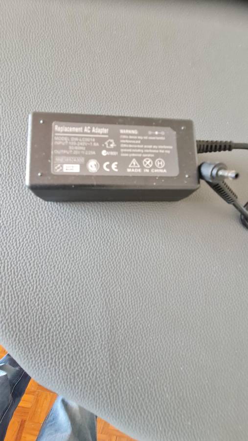 GENERIC CHARGER - AS PER PIC - 20V - 2.25 - FULL WORKING CONDITION