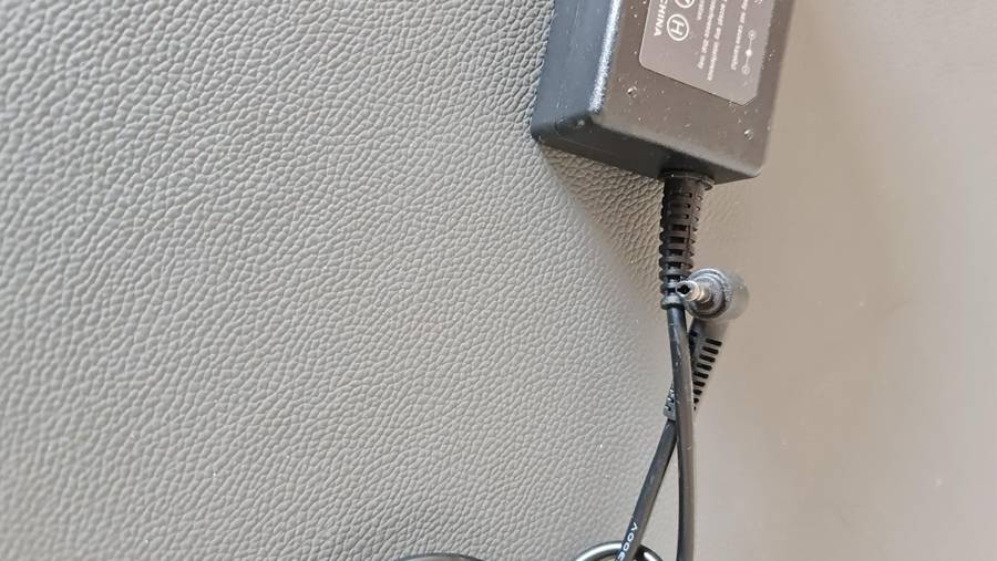 GENERIC CHARGER - AS PER PIC - 20V - 2.25 - FULL WORKING CONDITION