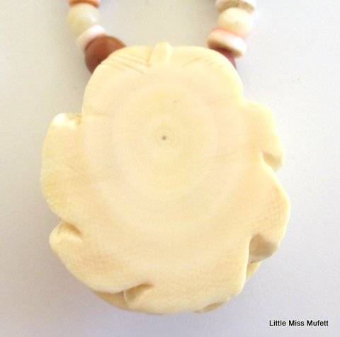 UNUSUAL AND RARE. A JASPER,MOTHER OF PEARL AND CARVED ROSE NECKLACE