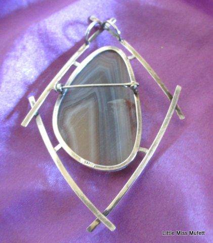 A FAIRLY LARGE AGATE PENDANT /  BROOCH SET IN STERLING SILVER
