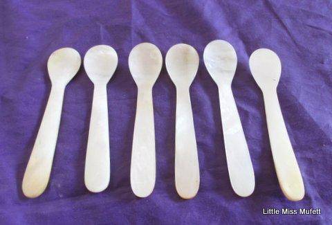 A Set of mother of pearl cavier spoons.