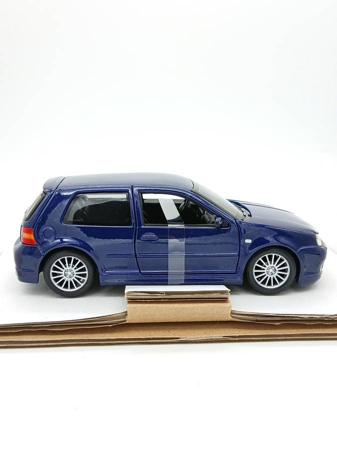 Maisto Volkswagen VW Golf R32 Blue