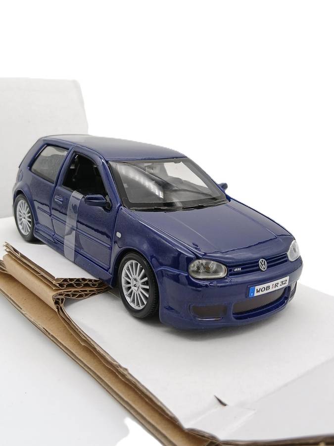 Maisto Volkswagen VW Golf R32 Blue