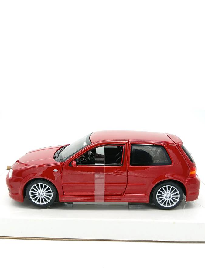 Maisto Volkswagen VW Golf R32 Red