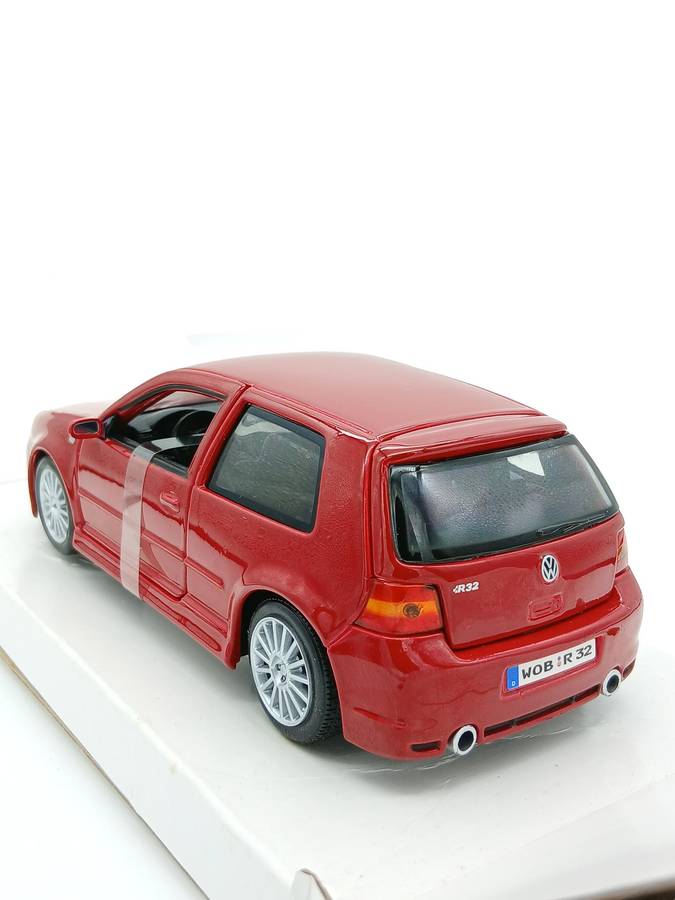 Maisto Volkswagen VW Golf R32 Red