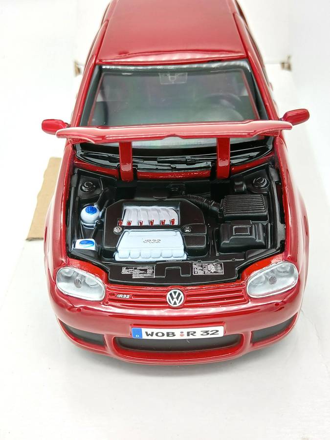 Maisto Volkswagen VW Golf R32 Red