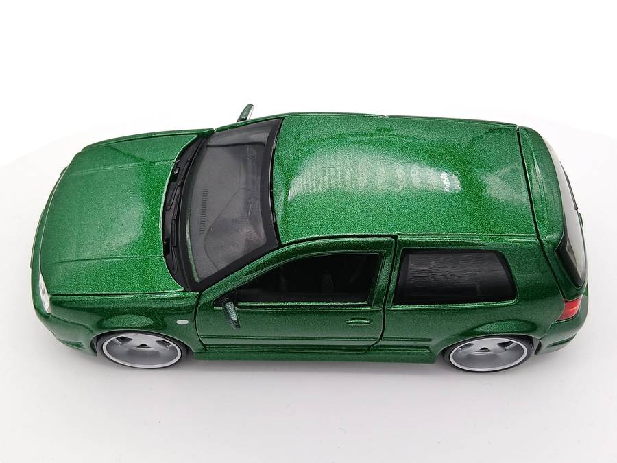 Maisto Volkswagen VW Golf Mk4 R32 1/24 Green Assembly Line Built - Rare